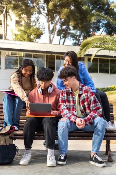 Multiraciale Student Die Huiswerk Doet Samen Studeert Campus Zittend Een — Stockfoto