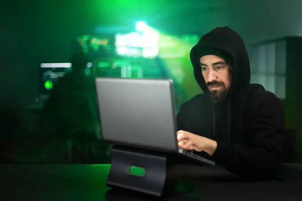 Мужчина Хакер Использующий Ноутбук Печатает Плохие Данные Компьютерную Онлайн Систему — стоковое фото