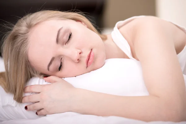 Chica en la cama — Foto de Stock