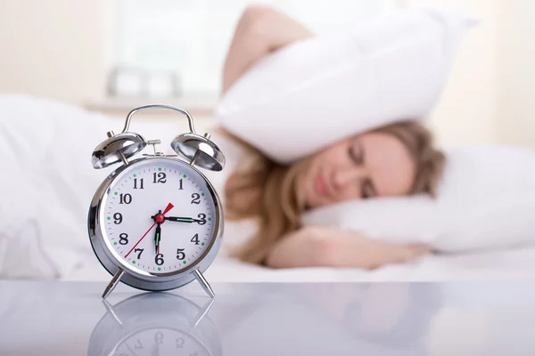 Chica en la cama — Foto de Stock