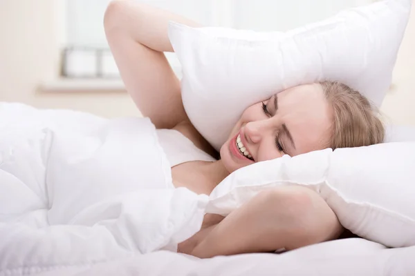 Meisje in bed — Stockfoto