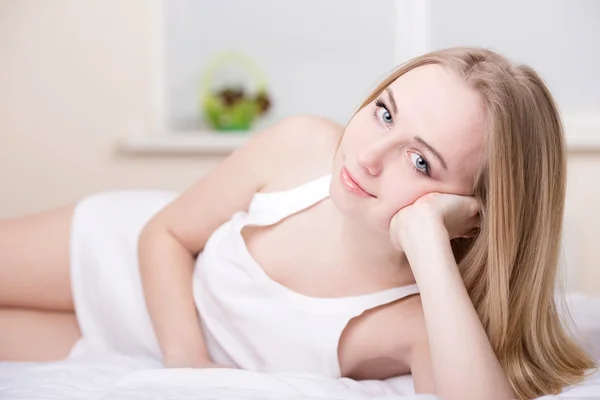 Chica en la cama — Foto de Stock