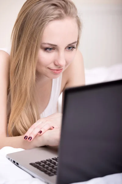 Mädchen im Bett — Stockfoto