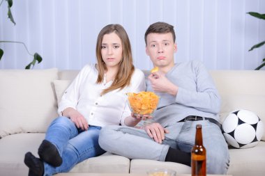 çift televizyon izliyor.