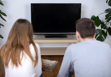 çift televizyon izliyor.