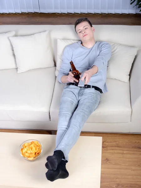 Hombre viendo la televisión — Foto de Stock