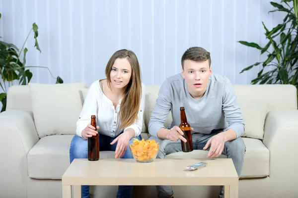 Casal assistindo tv — Fotografia de Stock