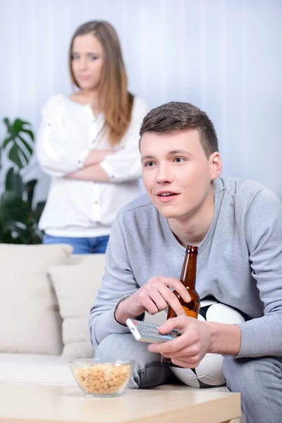 Coppia guardando la tv — Foto Stock