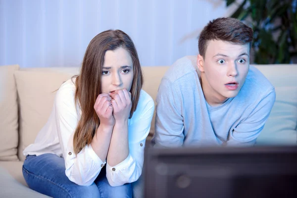 Couple regarder la télévision — Photo