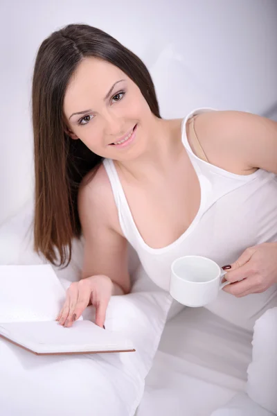 Chica en la cama — Foto de Stock