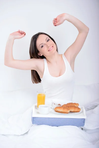 Meisje in bed — Stockfoto