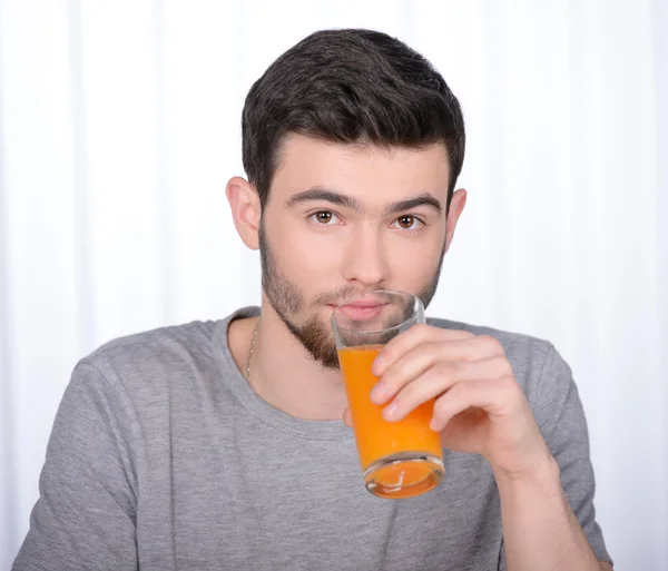 Człowiek pijący sok — Zdjęcie stockowe