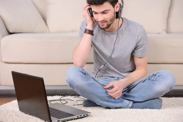 Man lyssnar på musik — Stockfoto