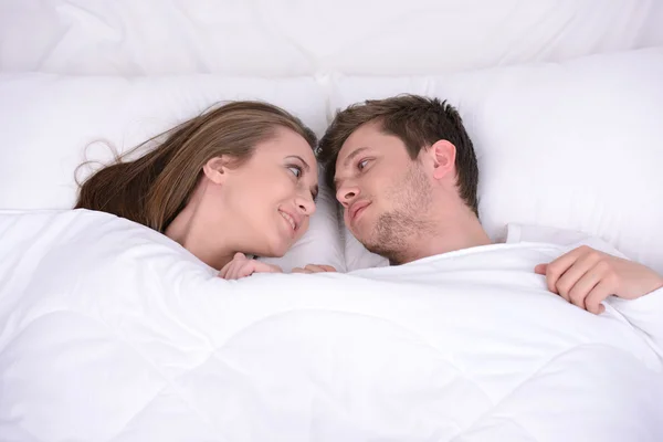 Para w łóżku — Zdjęcie stockowe