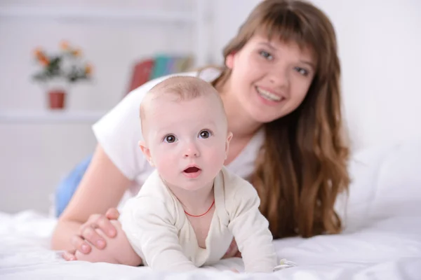 Bebê e mãe — Fotografia de Stock