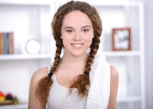 Vrouw Met Een Handdoek Haar Schouder Training Thuis Passen — Stockfoto