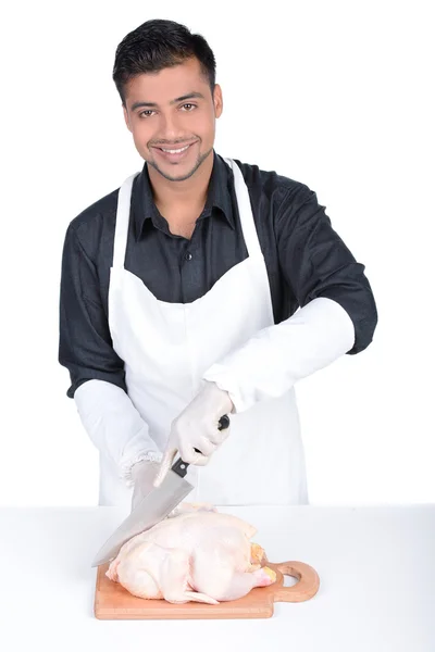 年轻英俊的男人控股鸡 专业的屠夫围裙微笑和烹饪鸡 — 图库照片