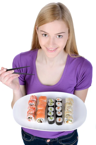 美与寿司 美丽的女人 拿着一盘寿司而站上白色孤立 — 图库照片