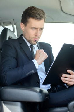 Genç başarılı bir iş adamı arabaya binme