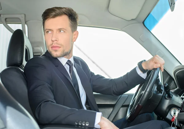 Hombre de negocios en el coche —  Fotos de Stock