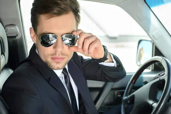 Hombre de negocios en el coche —  Fotos de Stock