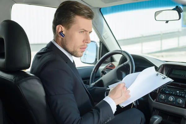 Affärsman i bilen — Stockfoto