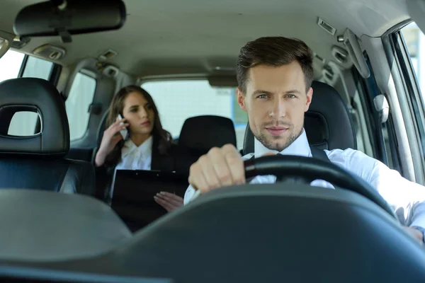 Mensen uit het bedrijfsleven in de auto — Stockfoto