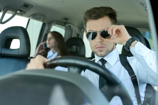 Gente de negocios en el coche — Foto de Stock