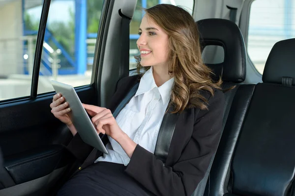 Femme d'affaires dans une voiture — Photo