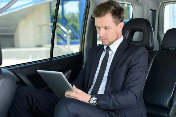 Joven Empresario Exitoso Cabalgando Coche — Foto de Stock