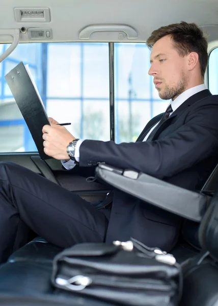 Joven Empresario Exitoso Cabalgando Coche — Foto de Stock