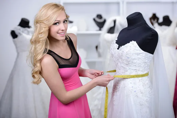 Brautkleid kaufen — Stockfoto