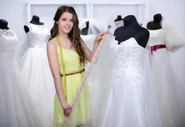 Comprando vestido de casamento — Fotografia de Stock