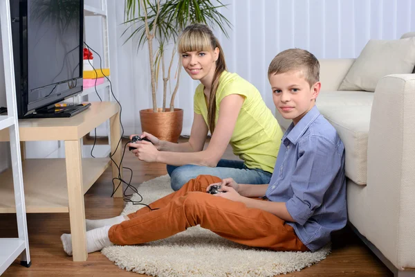 Madre e hijo en casa — Foto de Stock