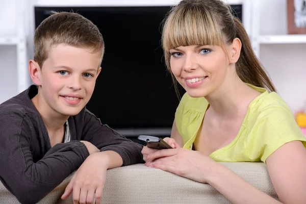 Mãe e filho em casa — Fotografia de Stock