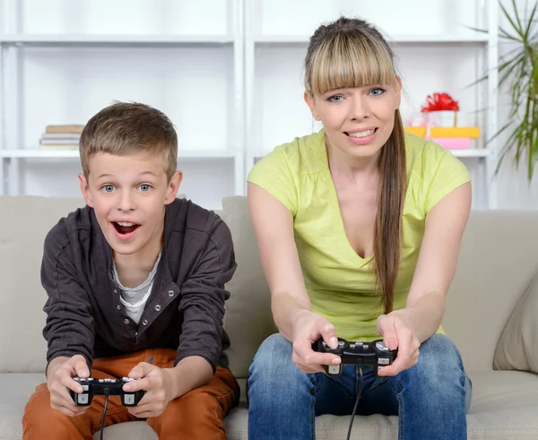 Mãe e filho em casa — Fotografia de Stock