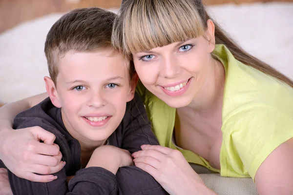 Mãe e filho em casa — Fotografia de Stock