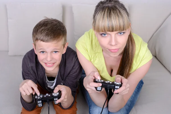 Madre e hijo en casa — Foto de Stock