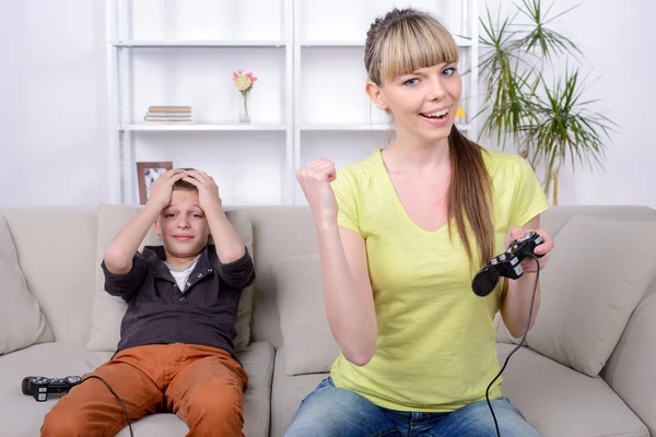 Moeder en zoon thuis — Stockfoto