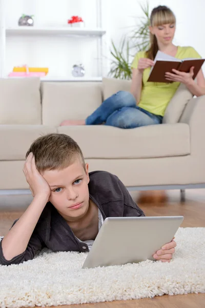 Moeder en zoon thuis — Stockfoto