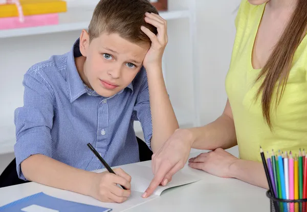 Moeder en zoon thuis — Stockfoto