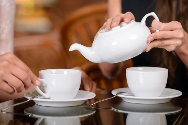 Frau im Café — Stockfoto