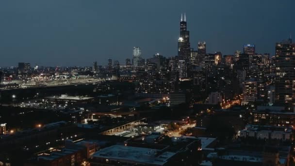 Chicagói légi felvétel. Az éjszakai város fényei — Stock videók