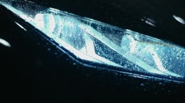 Geceleri yanan farların yakın çekimi. Yanan araba farları.