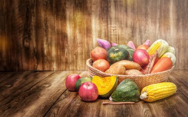 Sonbahar tatili sebze hasadı sepetin içinde ahşap arka planda