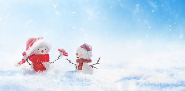 Snowman Giving Friend Christmas Gift Box Snowy Landscape — Stock Photo, Image