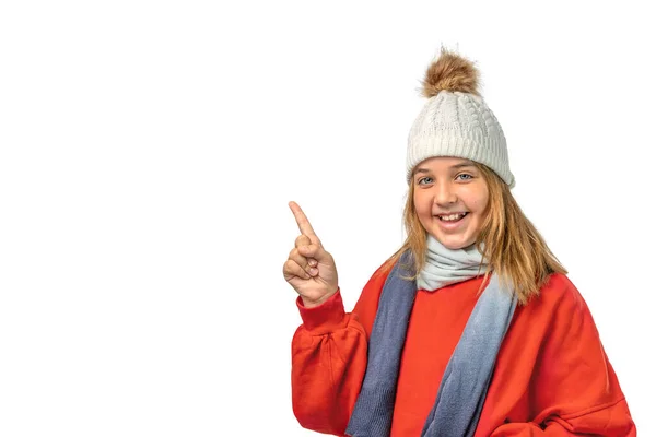 Winterporträt Eines Kindes Mit Hut Und Rotem Pullover Zeigt Einen — Stockfoto