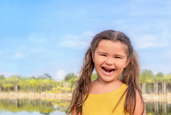 Yazın göl kenarında mutlu bir çocuğun portresi.