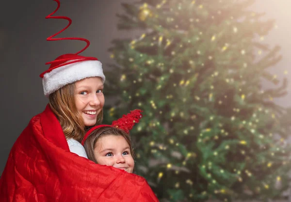 Retrato Crianças Sentadas Sob Cobertor Perto Uma Árvore Natal — Fotografia de Stock