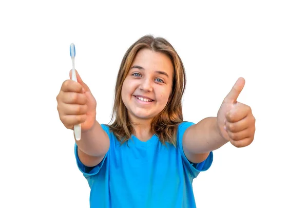 十代の女の子とともに歯ブラシショー親指アップ絶縁上の白の背景 — ストック写真